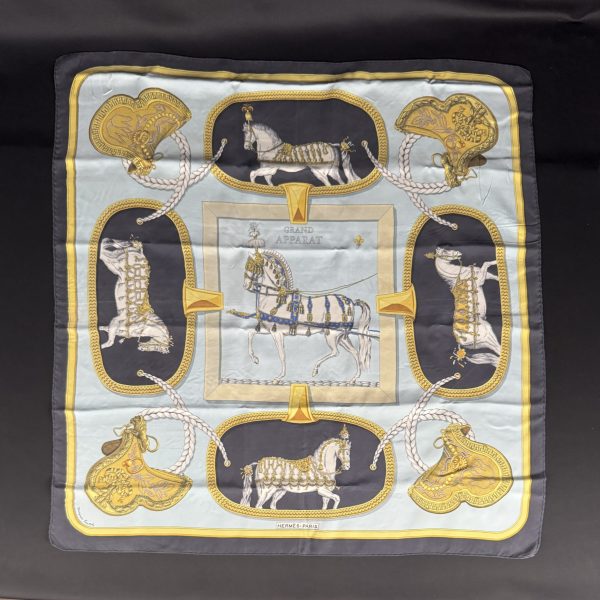 Foulard en  Soie Hermès ( grand  apparat )